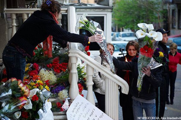 Сотни жителей Тбилиси несли цветы к польскому посольству и выражали свои соболезнования польскому народу. - Sputnik Грузия