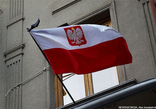 На государственном флаге Польши, вывешенном над входом в посольство, сразу была прикреплена траурная лента. - Sputnik Грузия