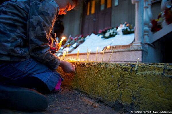 У посольства Польши жители Тбилиси зажигали свечи в память о погибших в авиакатастрофе. - Sputnik Грузия