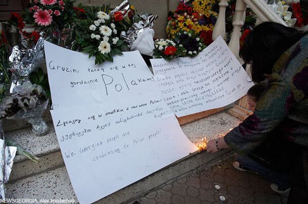 Поток людей не прекращался до наступления ночи, и возобновился с утра 11 апреля, когда в Грузии был объявлен День траура в связи с гибелью Качиньского. - Sputnik Грузия