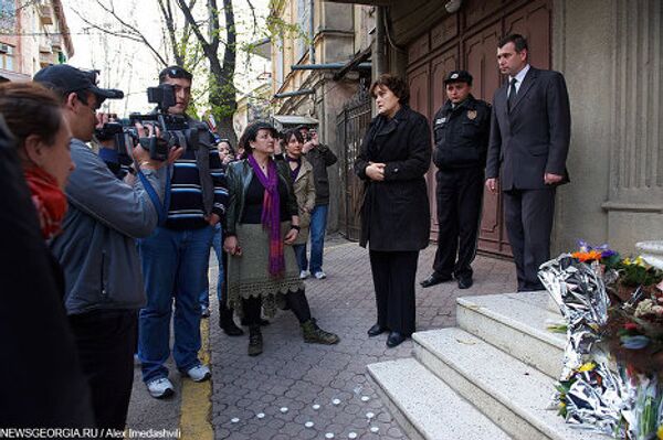Посол Польши Уршула Дорошевска у здания дипмиссии благодарит граждан Грузии, выразивших свои соболезнования польскому народу. - Sputnik Грузия