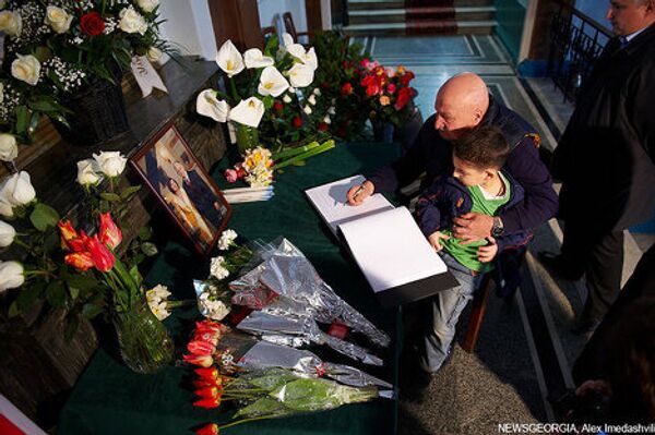 В воскресенье во Дворце учащейся молодежи в Тбилиси была открыта для подписания книга соболезнований посольству Польши и польскому народу. - Sputnik Грузия