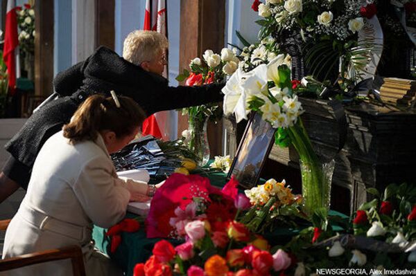 Подписать книгу пришли как представители руководства Грузии, политические и общественные деятели, так и обычные граждане. - Sputnik Грузия