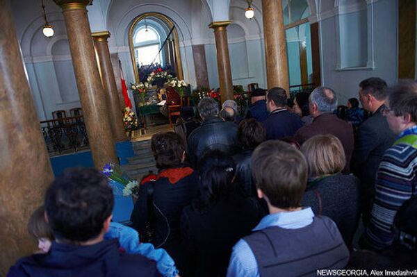 Очередь людей, желающих выразить свои соболезнования и оставить записи в траурной книге. - Sputnik Грузия