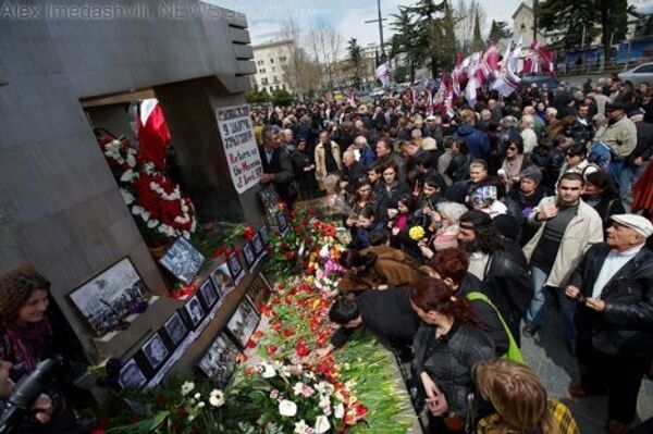 Люди начинают собираться у здания парламента с раннего утра, зажигая свечи и возлагая венки к мемориалу погибшим 9 апреля. - Sputnik Грузия