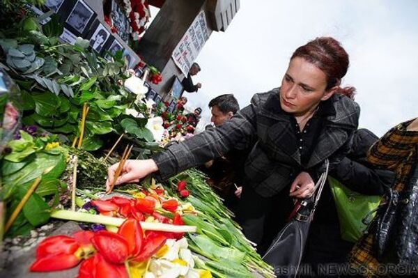 По сложившейся традиции, в этот день тбилисцы, в память погибших,  усыпают тюльпанами лестницу, ведущую к зданию парламента. - Sputnik Грузия