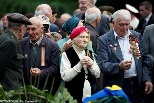 Многие из присутствующих в память о жертвах войны зажигали свечи. - Sputnik Грузия