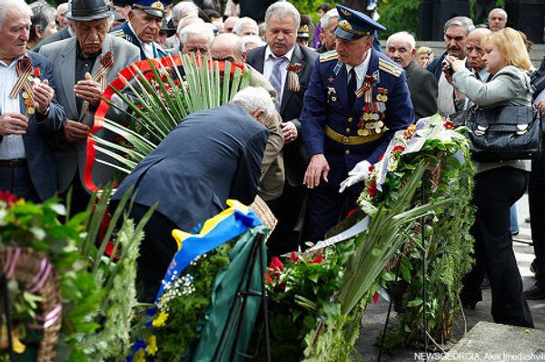 Представители Союза российских соотечественников Отчизна возлагают венки к могиле Неизвестного солдата, 9 мая - Sputnik Грузия