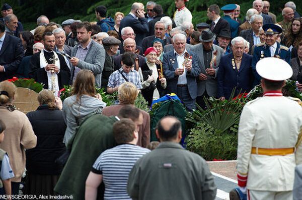По погибшим у могилы Неизвестному солдату был отслужен молебен.  - Sputnik Грузия