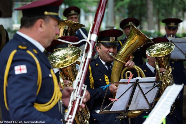 Военный духовой оркестр исполнял в парке мелодии военных лет. - Sputnik Грузия