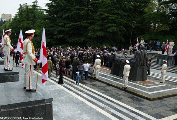В воскресенье 9 мая в Тбилиси торжественные мероприятия прошли в парке Ваке, у могилы Неизвестному солдату.  - Sputnik Грузия
