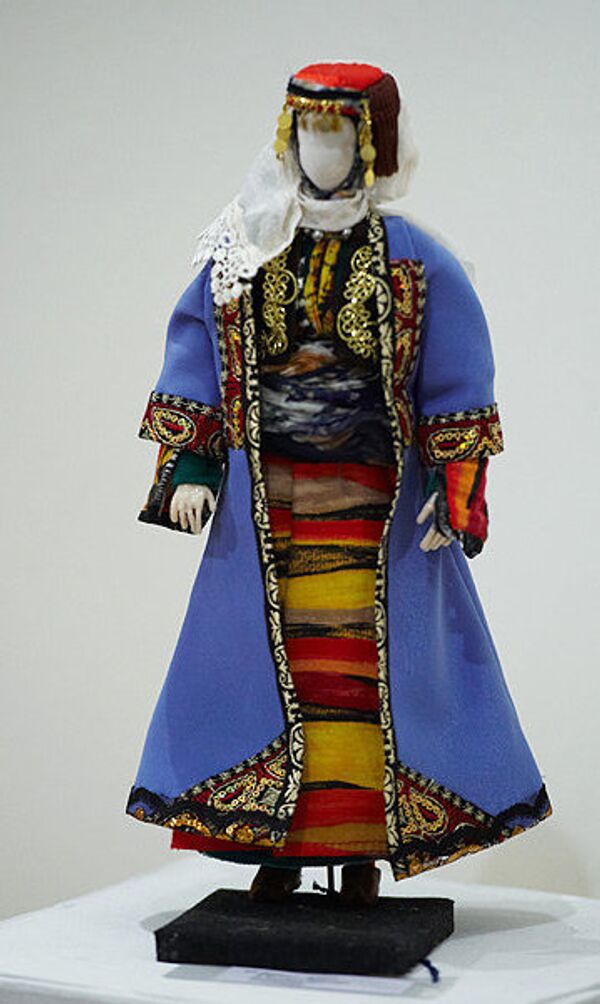 На выставке представлено 30 ее работ - миниатюрные куклы, одетые в точные копии одежды, которую носили женщины на Кавказе в XIX веке. - Sputnik Грузия