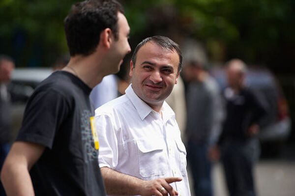 «Собака представляет собой природный буфер. У собаки своя территория, у волка – охотника – своя территория, только с помощью ружья борьба с хищником невозможна, эту борьбу всегда регулировали собаки, потому что у них природные дистанции между собой, и они стараются не нарушать этих границ», - говорит вице-президент Кинологической федерации Грузии, министр по делам беженцев и расселению Коба Субелиани. «Собака представляет собой природный буфер. У собаки своя территория, у волка – охотника – своя территория, только с помощью ружья борьба с хищником невозможна, эту борьбу всегда регулировали собаки, потому что у них природные дистанции между собой, и они стараются не нарушать этих границ», - говорит вице-президент Кинологической федерации Грузии, министр по делам беженцев и расселению Коба Субелиани. - Sputnik Грузия