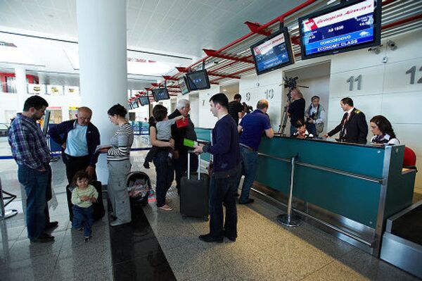 Пассажиры рейса, ожидающие регистрации. Тбилисский международный аэропорт. - Sputnik Грузия