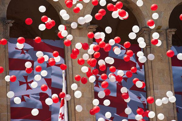 Тысячи красных и белых шаров в небе над Тбилиси ознаменовали окончание военного парада в начало народного гулянья на проспекте Руставели в День независимости Грузии. - Sputnik Грузия