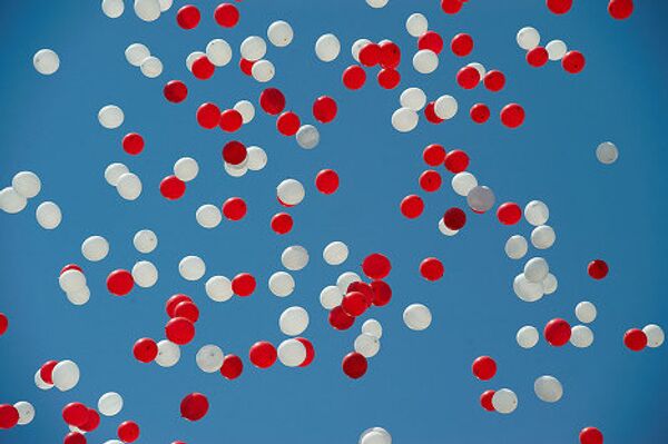 Тысячи красных и белых шаров в небе над Тбилиси ознаменовали окончание военного парада в начало народного гулянья на проспекте Руставели в День независимости Грузии. - Sputnik Грузия