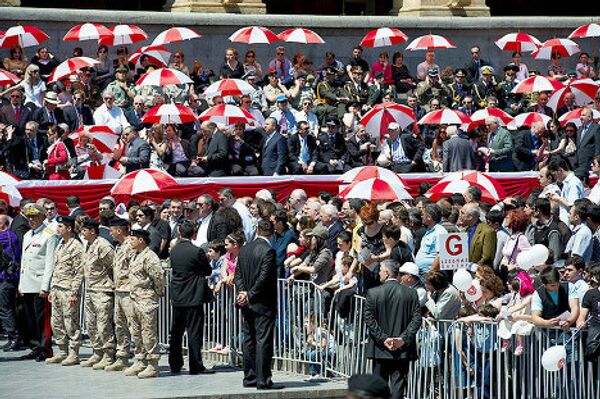 День выдался солнечным, и приглашенным на парад гостям раздали зонтики, окрашенные в цвета государственного флага Грузии. - Sputnik Грузия