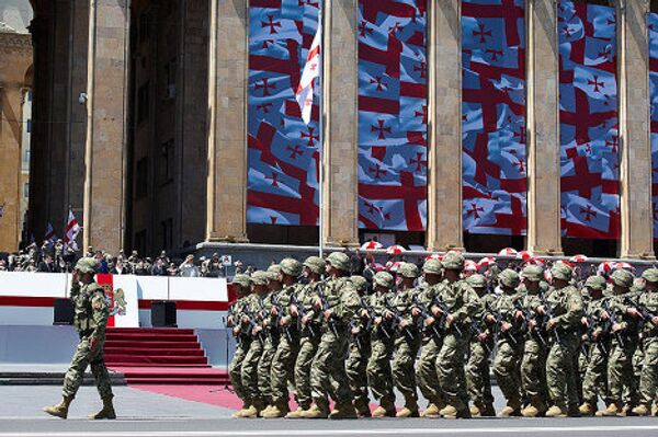 В параде приняли участие 4811 военнослужащих, из них 4325 прошли по проспекту пешими колоннами. - Sputnik Грузия
