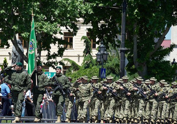 Под музыку военного оркестра по проспекту Руставели проходят пешие колонны воинских подразделений.  - Sputnik Грузия