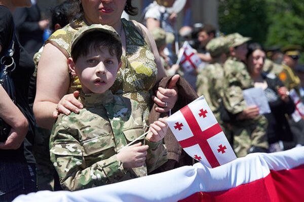 Посмотреть парад собрались тысячи тбилиссцев и гостей столицы. Дети, которые стояли во время выступления Саакашвили на трибуне за его спиной, были одеты в военную форму.   - Sputnik Грузия