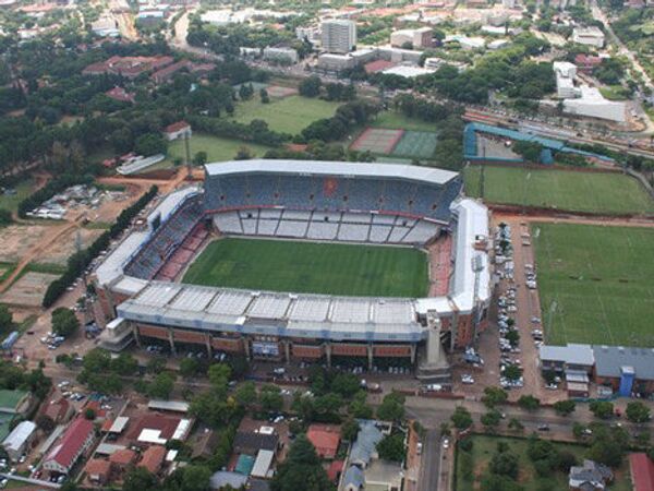 Loftus Versfeld Stadium (Лофтус Версфельд Стэдиум), Претория.  Построен: 1906 г. Открытие: 2008 г. (после реконструкции). Вместимость: 49 365 зрителей. Транспорт: расстояние до аэропорта 50 км, железная дорога, автобус. Население города: 2.2 млн.  Один из старейших стадионов Южной Африки – когда-то он вмещал всего лишь 2000 зрителей, сейчас его вместимость около 50 тысяч зрителей. Ныне это домашняя арена клубов Мэмелоди Сандаунс и Суперспорт Юнайтед.  Стадион Лофтус Версфельд назван в честь человека, который заложил основы спорта в Претории - Роберта Оуэна Лофтуса Версфельда. Арена - одна из старейших в ЮАР, использовалась для проведения важных спортивных событий с 1903 года. Первая бетонная конструкция была возведена в 1923 году. С тех пор она многократно перестраивалась. На нем проходили матчи Кубка африканских наций 1996 года, финал Кубка Карри - одного из главнейших турниров по регби, Кубка Конфедераций. Для сборной ЮАР этот стадион имеет особое значение – именно здесь она добыла первую победу над сборными из Европы. Первой жертвой оказались шведы в 1999-м году, проигравшие со скромным счетом – 1:0. Матчи: 13 июня - Сербия - Гана (группа D), 16 июня - ЮАР - Уругвай (группа A), 19 июня - Камерун - Дания (группа E), 23 июня - США - Алжир (группа C), 25 июня - Чили - Испания (группа H), 29 июня - (1/8 финала). - Sputnik Грузия