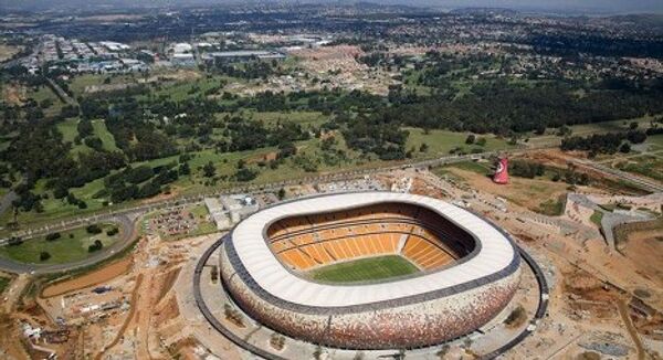 Soccer City Stadium (Соккер Сити Стэдиум), Йоханнесбург.  Построен: 1987 г. Открытие: 2009 г. (после реконструкции). Вместимость: 88 460 зрителей. Транспорт: расстояние до аэропорта 25 км, железная дорога, автобус. Население города: 3.2 млн.  Этот стадион-гигант был реконструирован в ходе подготовки к ЧМ-2010, и теперь примет матч открытия и финальный матч мундиаля. Сам стадион расположен неподалеку от портового района Соуэто, где проживает около 40% местного населения, так что за аудиторию финального матча можно не беспокоиться – арена совершенно точно заполнится. Официальное открытие главного стадиона состоялось в 1989 году. Тогда он вмещал 80 тысяч зрителей, однако в 2009 году был реконструирован к мундиалю голландской компанией BAM по проекту американской архитектурной фирмы Populous. Арена получила новый дизайн, который основан на элементы традиционного южноафриканского гончарного производства. Стадион является лицом и настоящей гордостью ЮАР на международной арене. На Соккер Сити состоятся матч открытия турнира в группе А между хозяевами чемпионата и сборной Мексики 11 июня, а также финальная встреча, которая пройдет 11 июля. Матчи: 11 июня - ЮАР - Мексика (группа A), 14 июня - Нидерланды - Дания (группа E), 17 июня - Аргентина - Южная Корея (группа B), 20 июня - Бразилия - Кот-д'Ивуар (группа G), 23 июня - Гана - Германия (группа D), 27 июня - (1/8 финала), 02 июля - (1/4 финала), 11 июля - (финал). - Sputnik Грузия