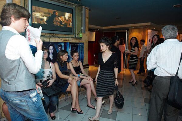 Многие из представительниц прекрасного пола, которые пришли на премьеру фильма, были одеты в мини-юбки и короткие вечерние платья.  - Sputnik Грузия