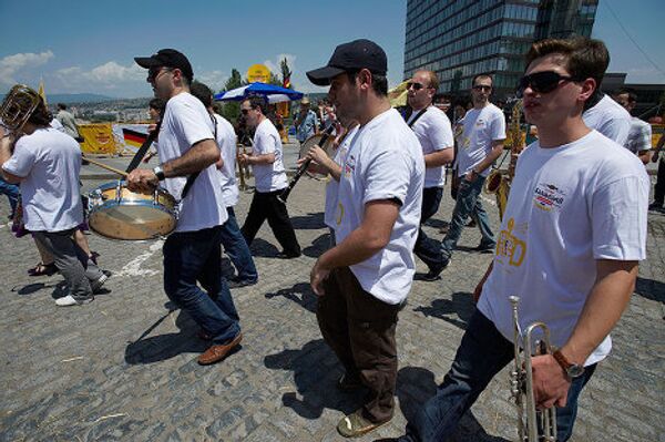 Фестиваль пива, состоявшийся в Тбилиси в минувшие выходные, открыл красочный парад, участники которого прошли по центру города - проспекту Руставели, до площади Революции роз, исполняя зажигательную музыку и танцы.  - Sputnik Грузия