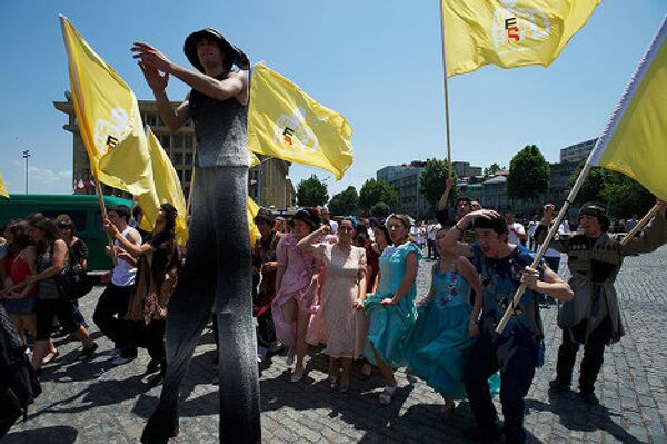 Фестиваль пива, состоявшийся в Тбилиси в минувшие выходные, открыл красочный парад, участники которого прошли по центру города - проспекту Руставели, до площади Революции роз, исполняя зажигательную музыку и танцы.  - Sputnik Грузия