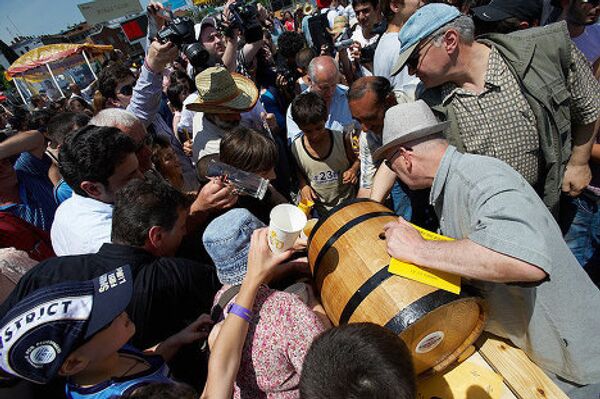 Фестиваль пива в Тбилиси собрал огромное количество людей, которые в летнюю жару с удовольствием пробовали свежее пиво. - Sputnik Грузия