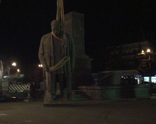 В ночь на 25 июня памятник Сталину был демонтирован без предварительного предупреждения журналистов и жителей города.  - Sputnik Грузия