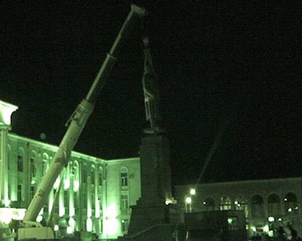 Памятник Сталину стоял на центральной площади в Гори с 1952 года. Высота статуи составляла шесть метров, трехъярусного гранитного постамента - девять.  - Sputnik Грузия