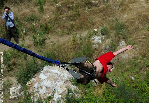 Многие из тбилисских участников такого аттракциона, прыгая вниз, в ущелье, над которым установлен мост, громко кричали.  - Sputnik Грузия