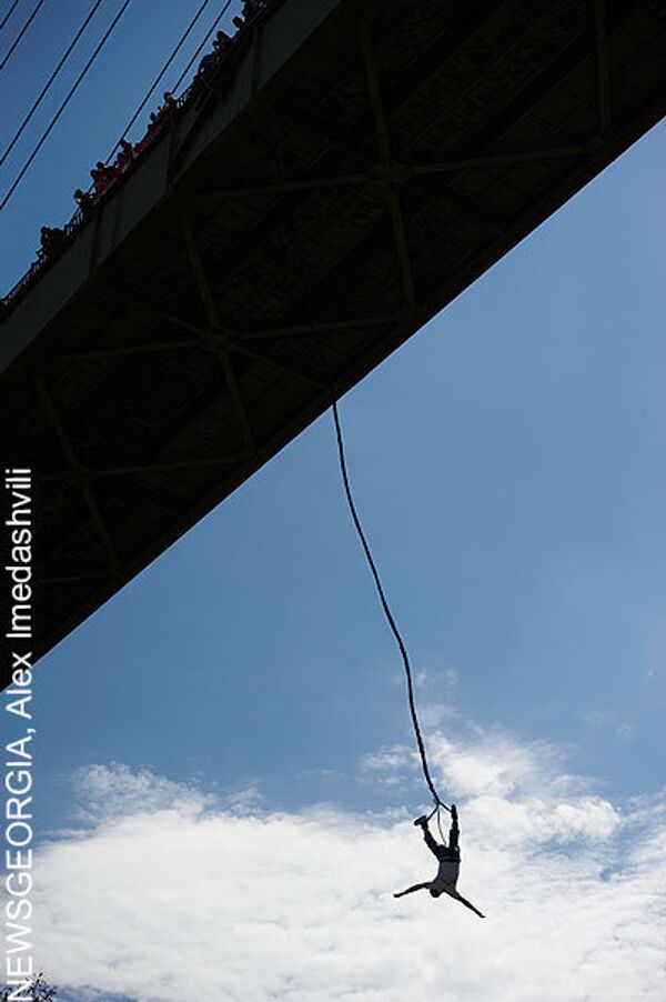 После максимального растяжения канат сокращается, и прыгуна «рвёт» вверх. Обычно этот «rebound» настолько силен, что повторяется фаза свободного падения. На этот раз «падение» направлено вверх. Замедление канатов лежит в интервале от 2,5 до 3,5 g. Более сильное торможение может привести к опасности для здоровья прыгуна. - Sputnik Грузия