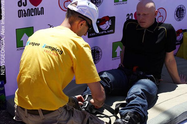 На участников, после того, как они в письменном виде заверяли свое желание совершить прыжок и брали всю ответственность на себя, надевали специальную экипировку.  - Sputnik Грузия