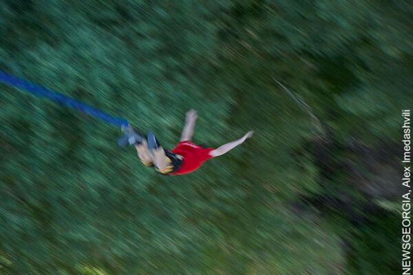 Банджи-джампинг (англ. bungee jumping) — широко распространённый в мире аттракцион. На нем участников привязывают к длинному резиновому канату, на котором они совершают прыжок вниз. - Sputnik Грузия
