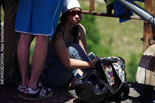 Посмотреть на прыжки собрались десятки людей, среди них были и те, кто увлекается экстремальными видами спорта, и обычные прохожие. - Sputnik Грузия
