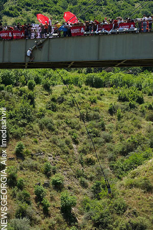 Хотя шоу продолжалось в течение пяти часов, прыжки за это время совершили всего около двадцати человек. - Sputnik Грузия