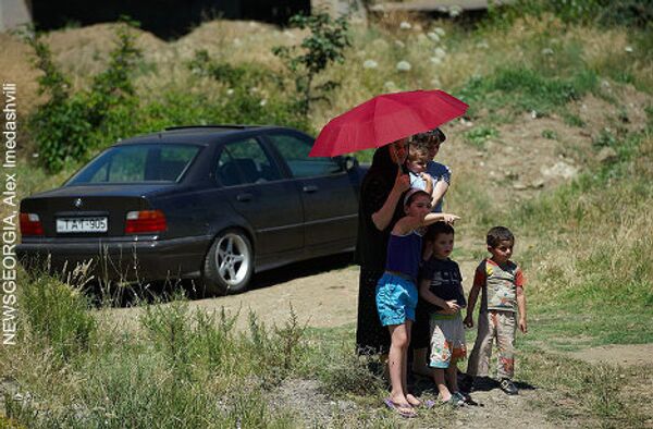 Посмотреть на прыжки собрались десятки людей, среди них были и те, кто увлекается экстремальными видами спорта, и обычные прохожие. - Sputnik Грузия