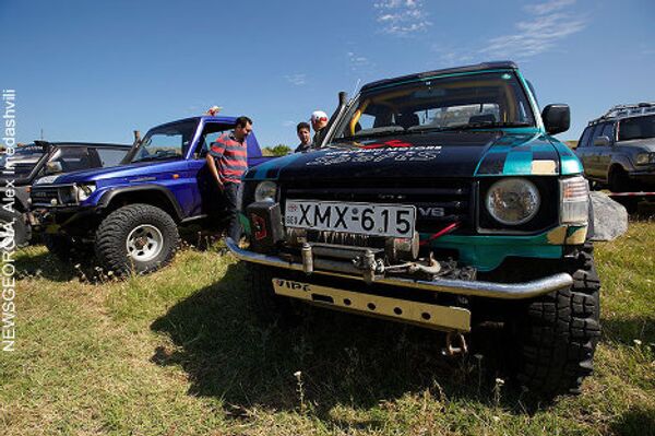 В Тбилиси в рамках Недели экстремальных видов спорта Extreme week-2010 прошли соревнования среди профессионалов и любителей в категории offroad. В испытании на прочность приняли участие десятки экипажей, на автомашинах разных марок. В Тбилиси в рамках Недели экстремальных видов спорта Extreme week-2010 прошли соревнования среди профессионалов и любителей в категории offroad. В испытании на прочность приняли участие десятки экипажей, на автомашинах разных марок. - Sputnik Грузия