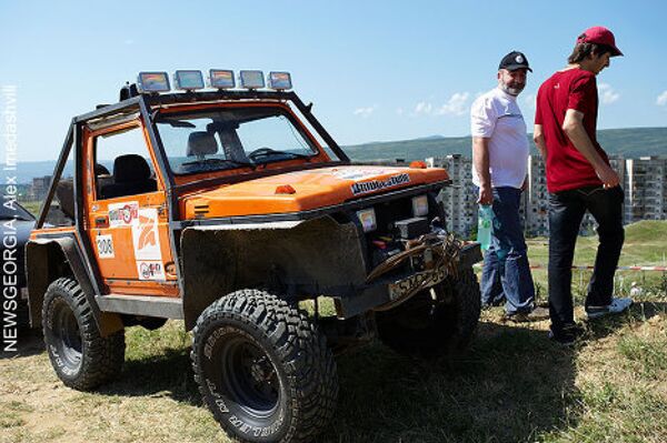В Тбилиси в рамках Недели экстремальных видов спорта Extreme week-2010 прошли соревнования среди профессионалов и любителей в категории offroad. В испытании на прочность приняли участие десятки экипажей, на автомашинах разных марок. В Тбилиси в рамках Недели экстремальных видов спорта Extreme week-2010 прошли соревнования среди профессионалов и любителей в категории offroad. В испытании на прочность приняли участие десятки экипажей, на автомашинах разных марок. - Sputnik Грузия