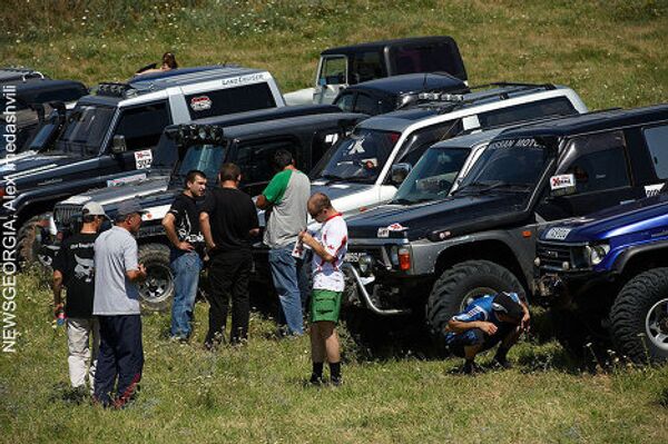 В Тбилиси в рамках Недели экстремальных видов спорта Extreme week-2010 прошли соревнования среди профессионалов и любителей в категории offroad. В испытании на прочность приняли участие десятки экипажей, на автомашинах разных марок. В Тбилиси в рамках Недели экстремальных видов спорта Extreme week-2010 прошли соревнования среди профессионалов и любителей в категории offroad. В испытании на прочность приняли участие десятки экипажей, на автомашинах разных марок. - Sputnik Грузия