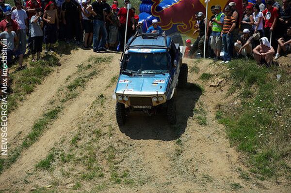 В Тбилиси в рамках Недели экстремальных видов спорта Extreme week-2010 прошли соревнования среди профессионалов и любителей в категории offroad. В испытании на прочность приняли участие десятки экипажей, на автомашинах разных марок. В Тбилиси в рамках Недели экстремальных видов спорта Extreme week-2010 прошли соревнования среди профессионалов и любителей в категории offroad. В испытании на прочность приняли участие десятки экипажей, на автомашинах разных марок. - Sputnik Грузия