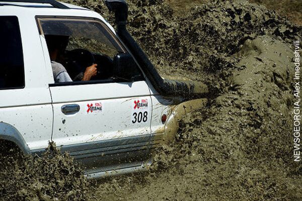 В Тбилиси в рамках Недели экстремальных видов спорта Extreme week-2010 прошли соревнования среди профессионалов и любителей в категории offroad. В испытании на прочность приняли участие десятки экипажей, на автомашинах разных марок. В Тбилиси в рамках Недели экстремальных видов спорта Extreme week-2010 прошли соревнования среди профессионалов и любителей в категории offroad. В испытании на прочность приняли участие десятки экипажей, на автомашинах разных марок. - Sputnik Грузия