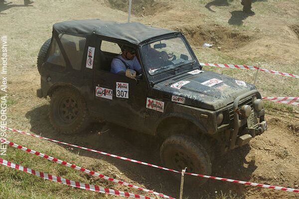 В Тбилиси в рамках Недели экстремальных видов спорта Extreme week-2010 прошли соревнования среди профессионалов и любителей в категории offroad. В испытании на прочность приняли участие десятки экипажей, на автомашинах разных марок. В Тбилиси в рамках Недели экстремальных видов спорта Extreme week-2010 прошли соревнования среди профессионалов и любителей в категории offroad. В испытании на прочность приняли участие десятки экипажей, на автомашинах разных марок. - Sputnik Грузия