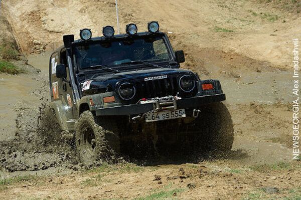 В Тбилиси в рамках Недели экстремальных видов спорта Extreme week-2010 прошли соревнования среди профессионалов и любителей в категории offroad. В испытании на прочность приняли участие десятки экипажей, на автомашинах разных марок. В Тбилиси в рамках Недели экстремальных видов спорта Extreme week-2010 прошли соревнования среди профессионалов и любителей в категории offroad. В испытании на прочность приняли участие десятки экипажей, на автомашинах разных марок. - Sputnik Грузия