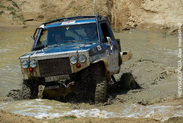 В Тбилиси в рамках Недели экстремальных видов спорта Extreme week-2010 прошли соревнования среди профессионалов и любителей в категории offroad. В испытании на прочность приняли участие десятки экипажей, на автомашинах разных марок. В Тбилиси в рамках Недели экстремальных видов спорта Extreme week-2010 прошли соревнования среди профессионалов и любителей в категории offroad. В испытании на прочность приняли участие десятки экипажей, на автомашинах разных марок. - Sputnik Грузия