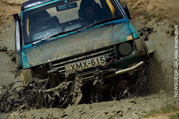 В Тбилиси в рамках Недели экстремальных видов спорта Extreme week-2010 прошли соревнования среди профессионалов и любителей в категории offroad. В испытании на прочность приняли участие десятки экипажей, на автомашинах разных марок. В Тбилиси в рамках Недели экстремальных видов спорта Extreme week-2010 прошли соревнования среди профессионалов и любителей в категории offroad. В испытании на прочность приняли участие десятки экипажей, на автомашинах разных марок. - Sputnik Грузия
