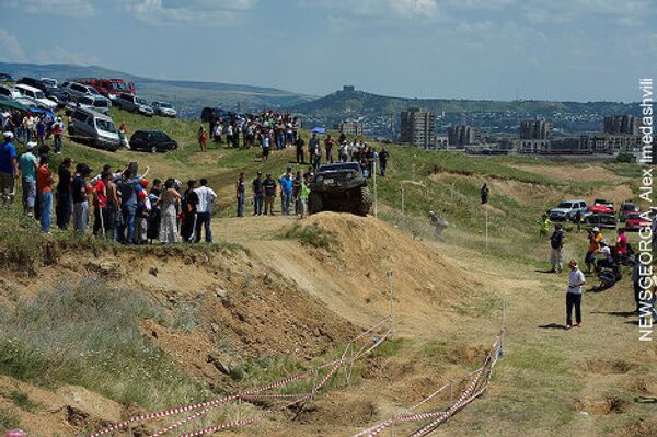 В Тбилиси в рамках Недели экстремальных видов спорта Extreme week-2010 прошли соревнования среди профессионалов и любителей в категории offroad. В испытании на прочность приняли участие десятки экипажей, на автомашинах разных марок. В Тбилиси в рамках Недели экстремальных видов спорта Extreme week-2010 прошли соревнования среди профессионалов и любителей в категории offroad. В испытании на прочность приняли участие десятки экипажей, на автомашинах разных марок. - Sputnik Грузия