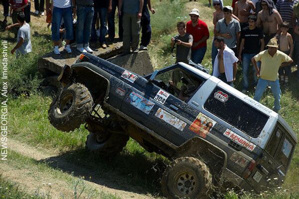 В Тбилиси в рамках Недели экстремальных видов спорта Extreme week-2010 прошли соревнования среди профессионалов и любителей в категории offroad. В испытании на прочность приняли участие десятки экипажей, на автомашинах разных марок. В Тбилиси в рамках Недели экстремальных видов спорта Extreme week-2010 прошли соревнования среди профессионалов и любителей в категории offroad. В испытании на прочность приняли участие десятки экипажей, на автомашинах разных марок. - Sputnik Грузия